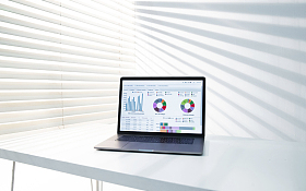 书桌上的笔记本电脑图片