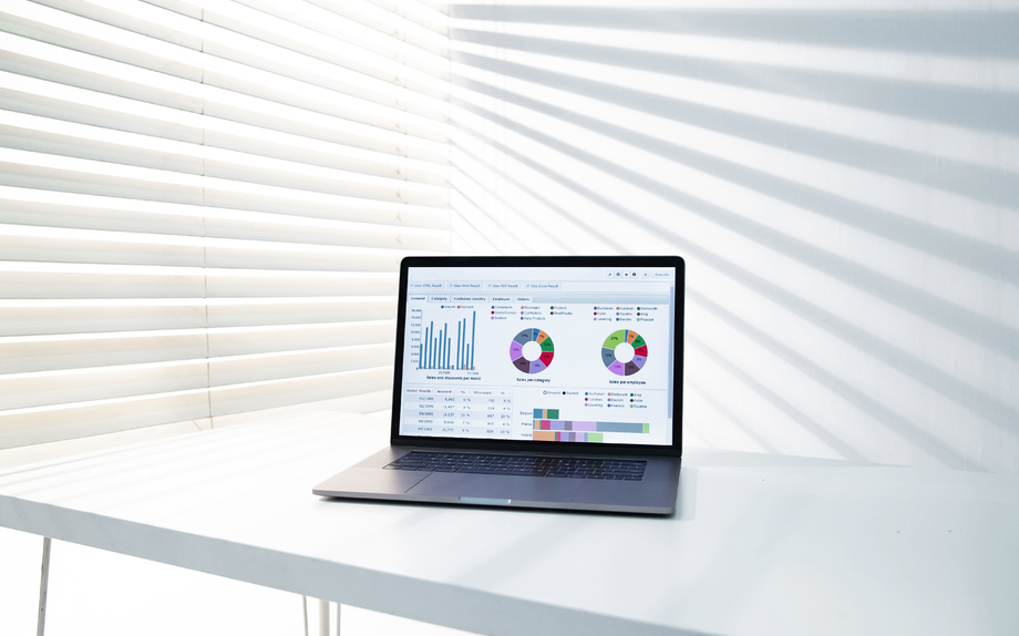 书桌上的笔记本电脑图片 书桌上的笔记本电脑图片