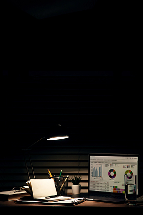 夜晚灯光下的办公