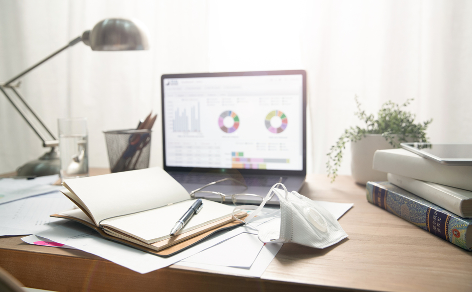 书桌上的办公用品和口罩 书桌上的办公用品和口罩