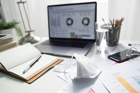 书桌上的办公用品和口罩图片