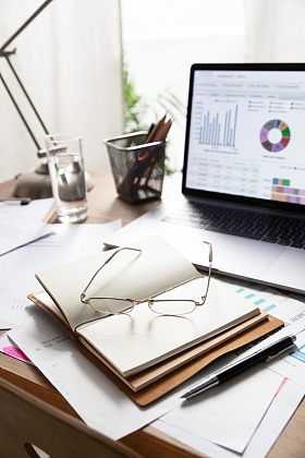 居家办公桌照片