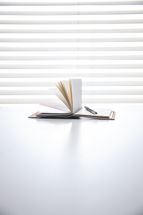 书桌上的笔记本