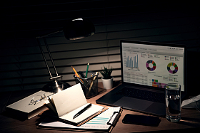 夜晚灯光下的办公