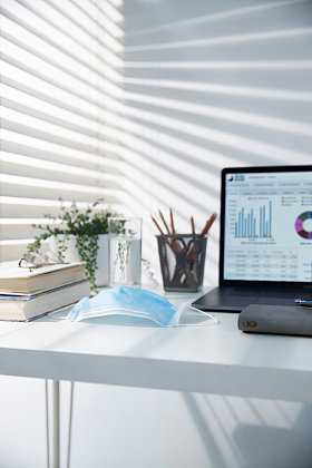 书桌上的办公用品和一次性口罩