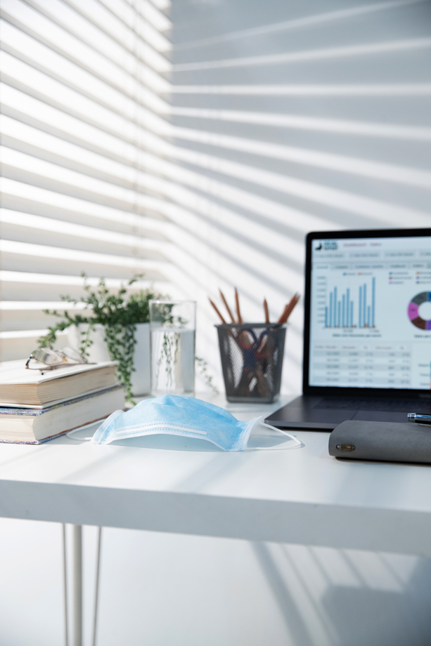 书桌上的办公用品和一次性口罩 书桌上的办公用品和一次性口罩