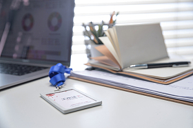 桌子上的办公用品和工作证图片