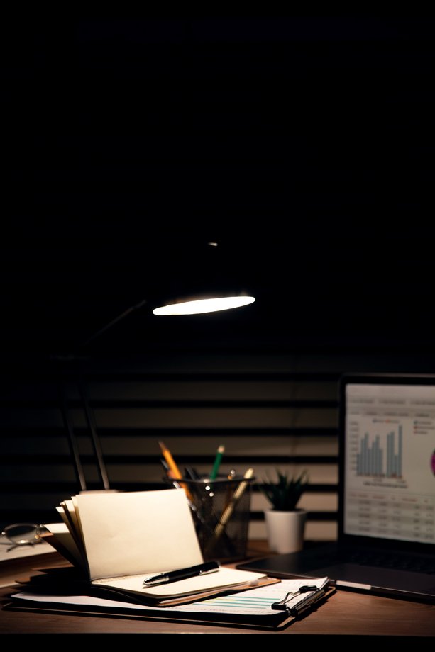 夜晚灯光下的办公 夜晚灯光下的办公