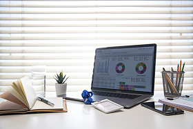 居家办公桌照片