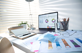 书桌上的办公用品和一次性口罩