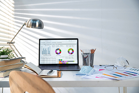 书桌上的办公用品和一次性口罩