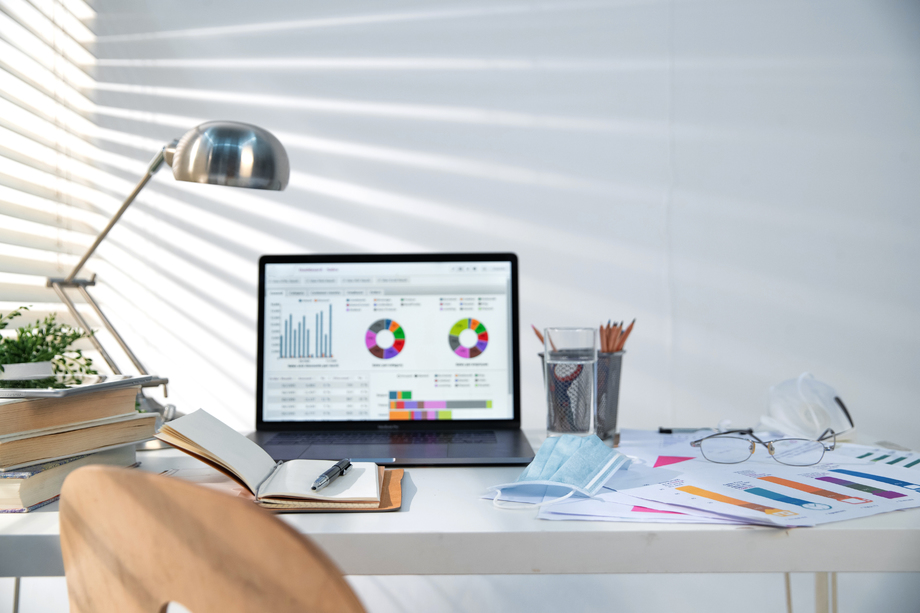 书桌上的办公用品和一次性口罩 书桌上的办公用品和一次性口罩