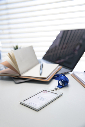 桌子上的办公用品和工作证图片