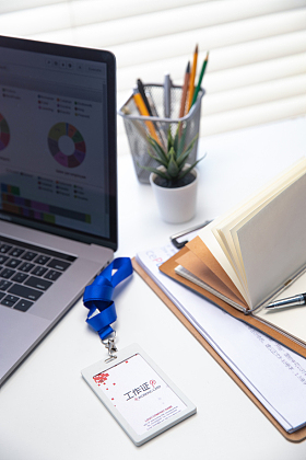 桌子上的办公用品和工作证图片
