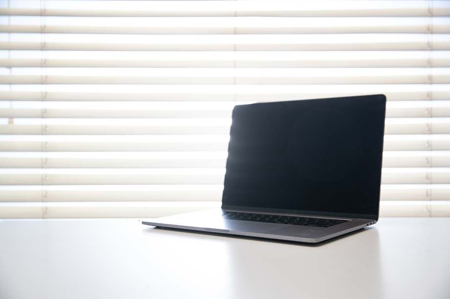 书桌上的笔记本电脑 书桌上的笔记本电脑