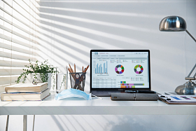 书桌上的电脑和一次性口罩