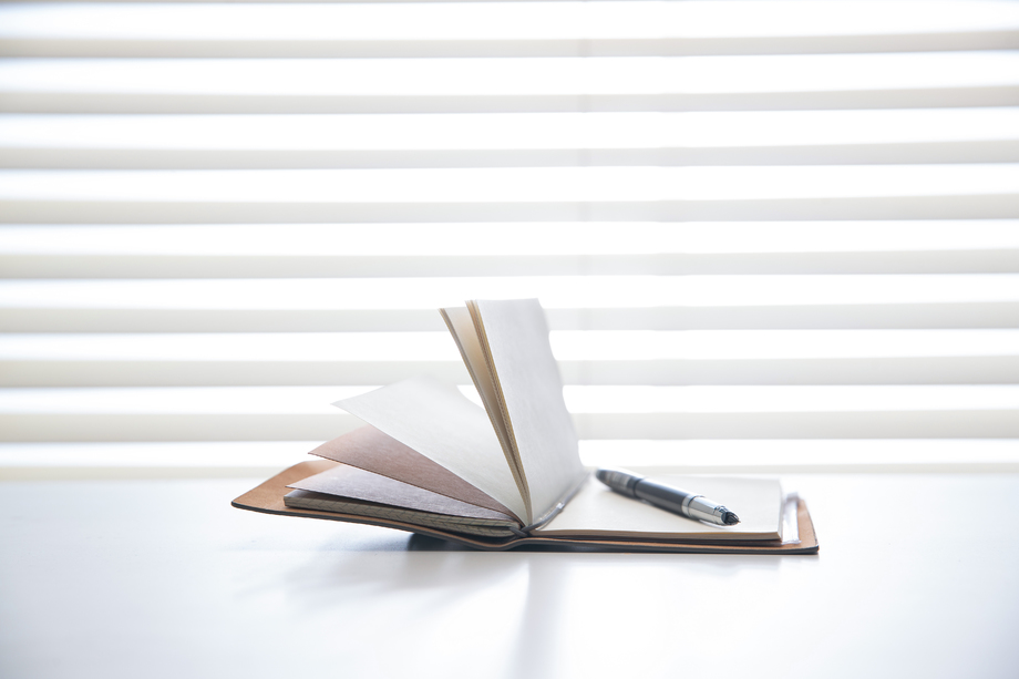 书桌上的笔记本图片 书桌上的笔记本图片