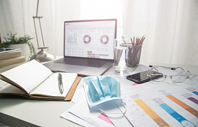 书桌上的口罩和办公用