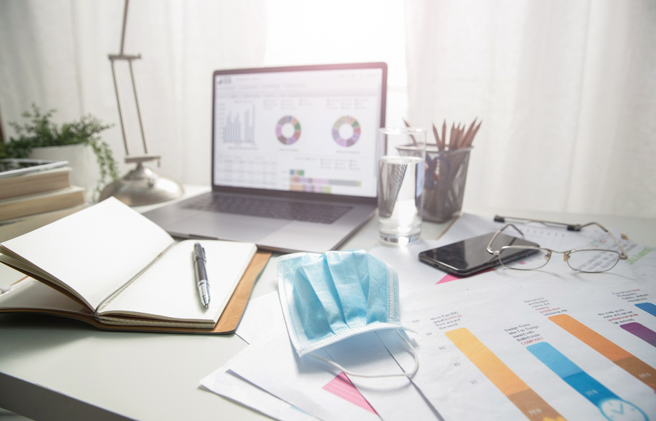 书桌上的口罩和办公用 书桌上的口罩和办公用