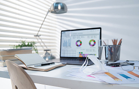 书桌上的办公用品和口罩图片