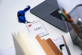 桌子上的办公用品和工作