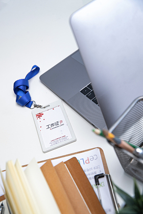 桌子上的办公用品和工作证照片