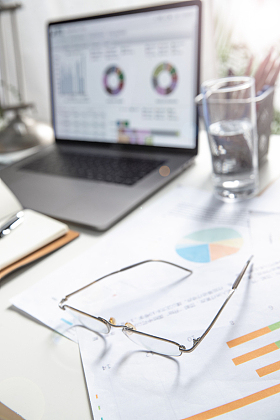 办公桌上的办公用品和眼镜图片