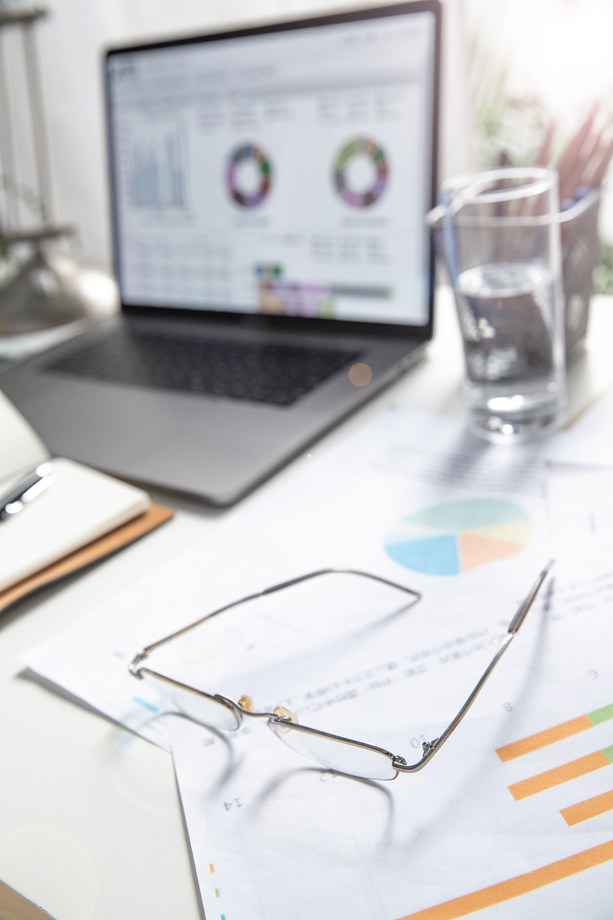 办公桌上的办公用品和眼镜图片 办公桌上的办公用品和眼镜图片