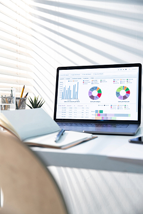 居家办公桌上的电脑图片