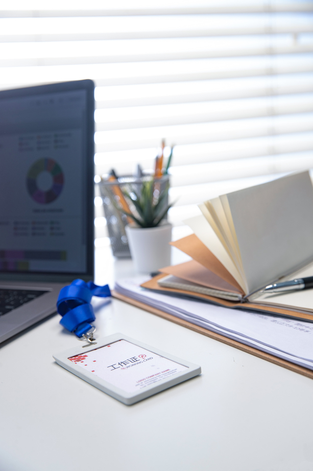 桌子上的办公用品和工作 桌子上的办公用品和工作