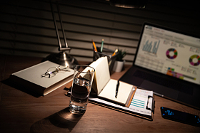 夜晚灯光下的办公