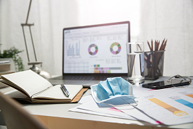 书桌上的口罩和办公用