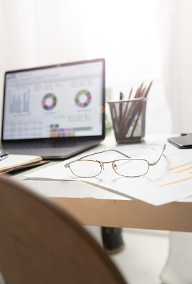 办公桌上的办公用品和眼镜图片