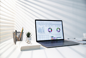 居家办公桌上的电脑图片