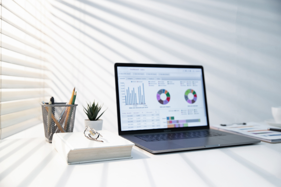 居家办公桌上的电脑图片 居家办公桌上的电脑图片