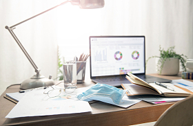 书桌上的办公用品和口罩