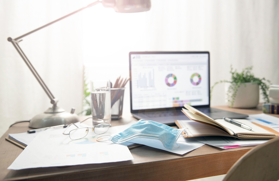 书桌上的办公用品和口罩 书桌上的办公用品和口罩