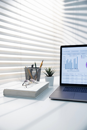 居家办公桌上的电脑