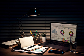 夜晚灯光下的办公桌图片