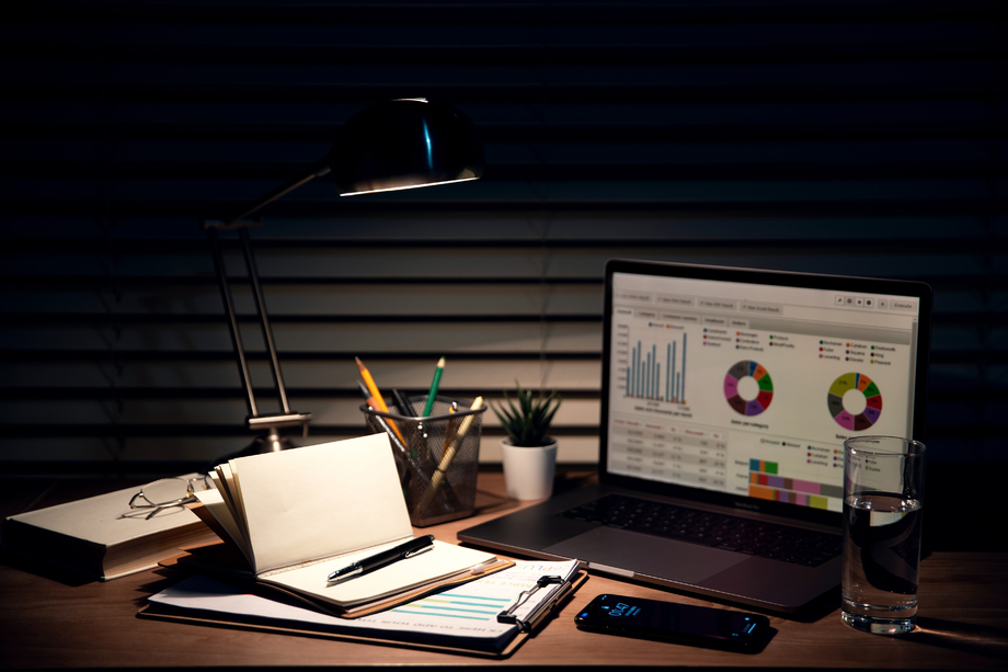 夜晚灯光下的办公桌图片 夜晚灯光下的办公桌图片