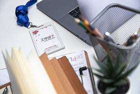 桌子上的办公用品和工作证图片