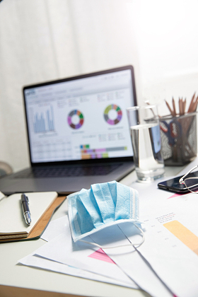 书桌上的口罩和办公用