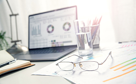 办公桌上的办公用品和眼镜图片