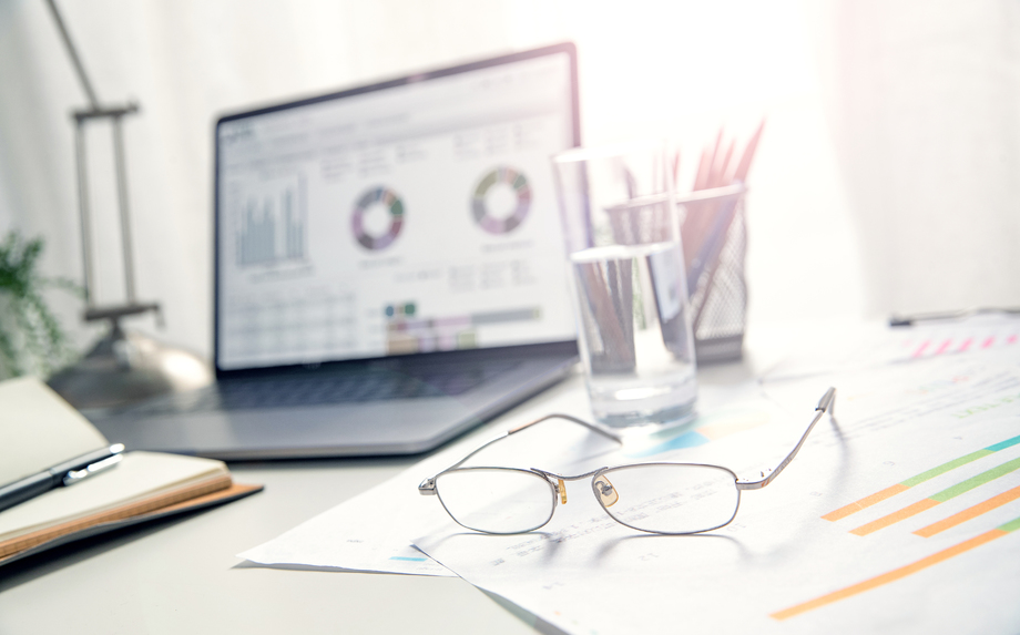 办公桌上的办公用品和眼镜图片 办公桌上的办公用品和眼镜图片