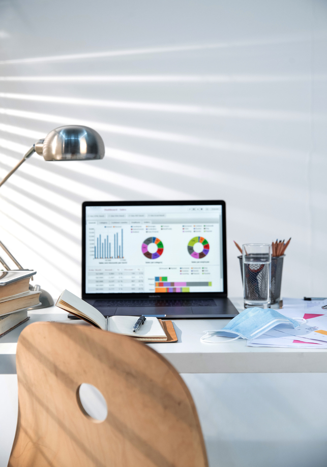 书桌上的办公用品和一次性口罩 书桌上的办公用品和一次性口罩