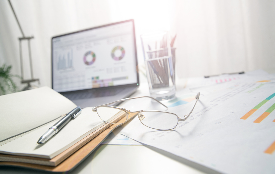 办公桌上的办公用品和眼镜 办公桌上的办公用品和眼镜