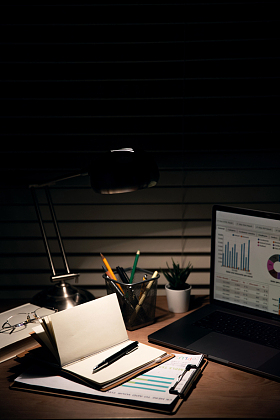 夜晚灯光下的办公