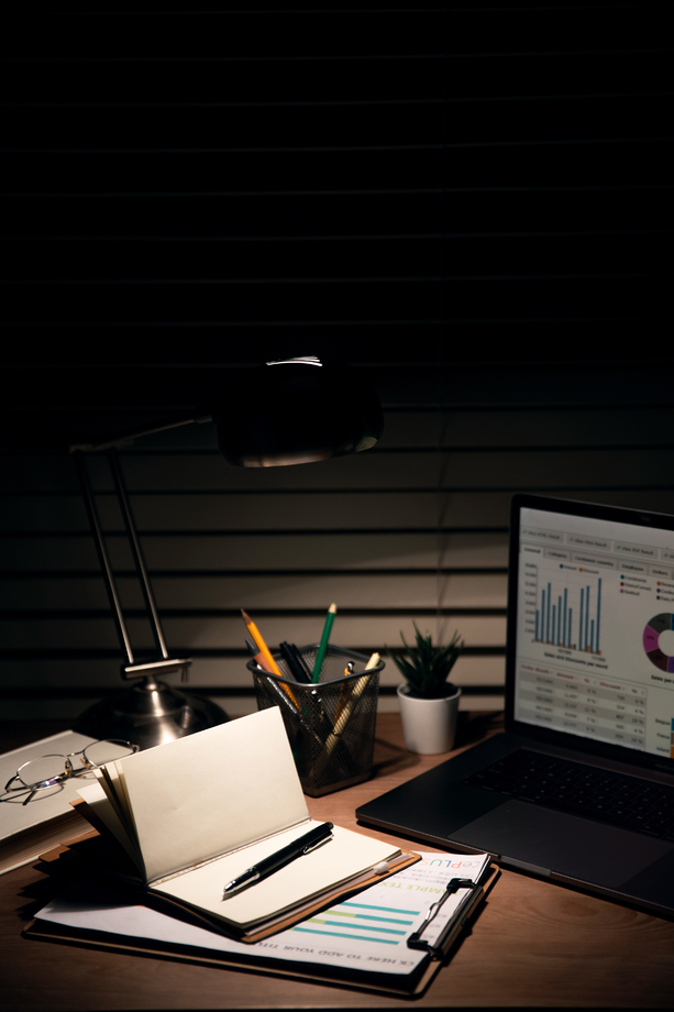 夜晚灯光下的办公 夜晚灯光下的办公