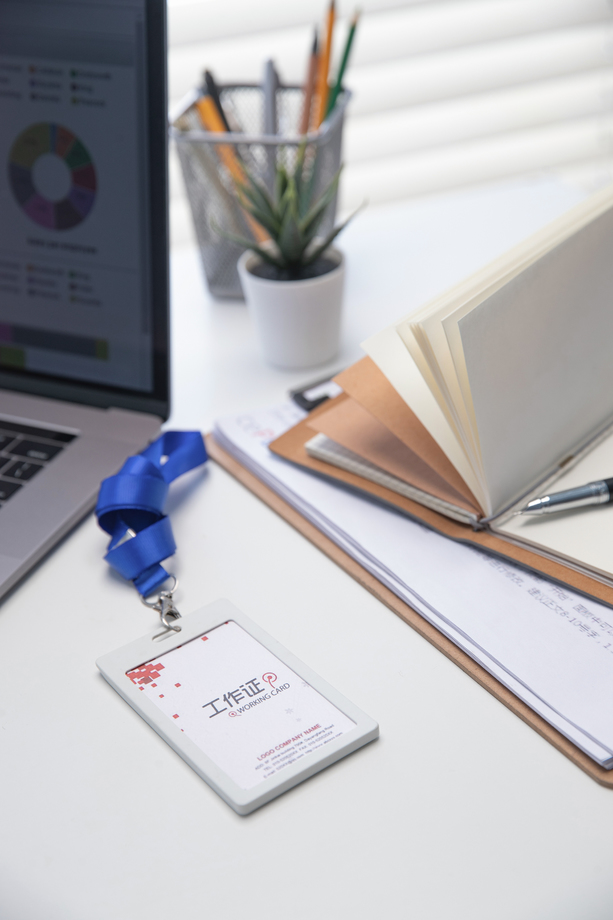 桌子上的办公用品和工作证图片 桌子上的办公用品和工作证图片