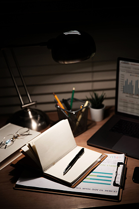 夜晚灯光下的办公